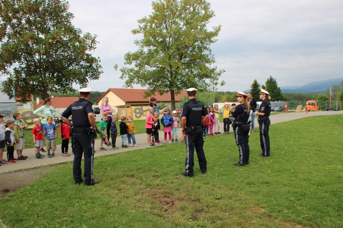 Besuch der Polizei im Kindergarten • Gemeinde Mortantsch