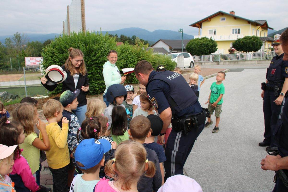 Besuch der Polizei im Kindergarten • Gemeinde Mortantsch