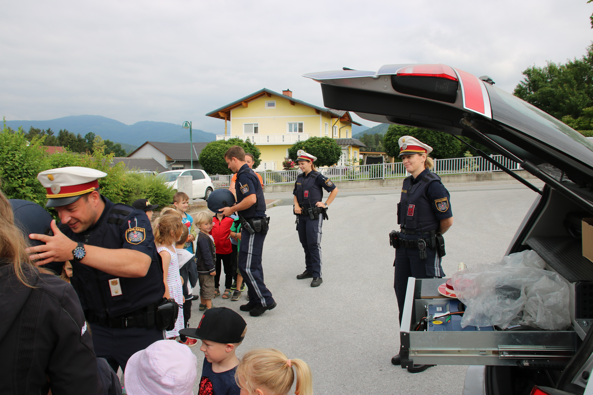 Besuch der Polizei im Kindergarten • Gemeinde Mortantsch