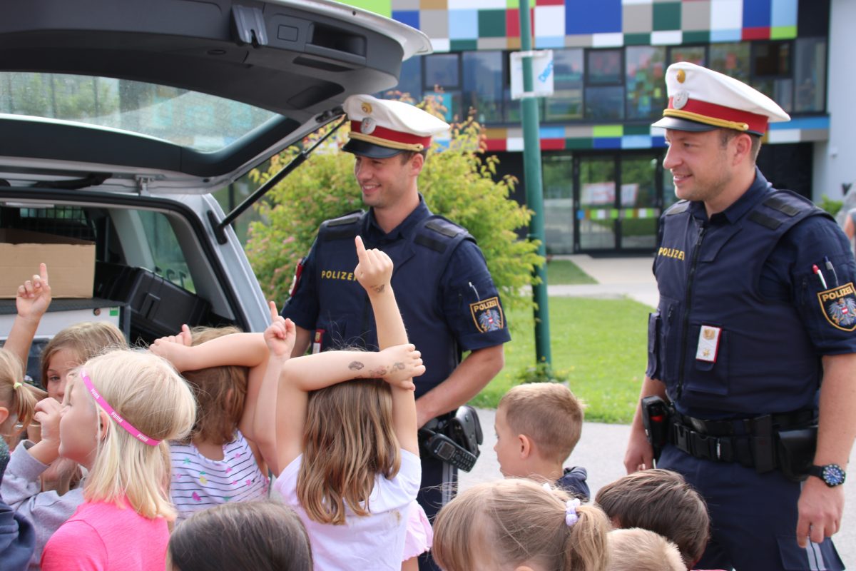 Besuch der Polizei im Kindergarten • Gemeinde Mortantsch