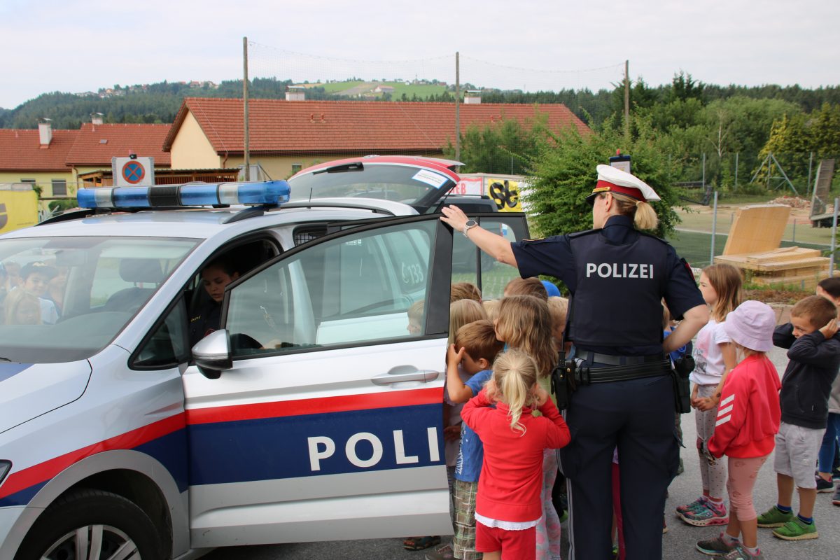Besuch der Polizei im Kindergarten • Gemeinde Mortantsch